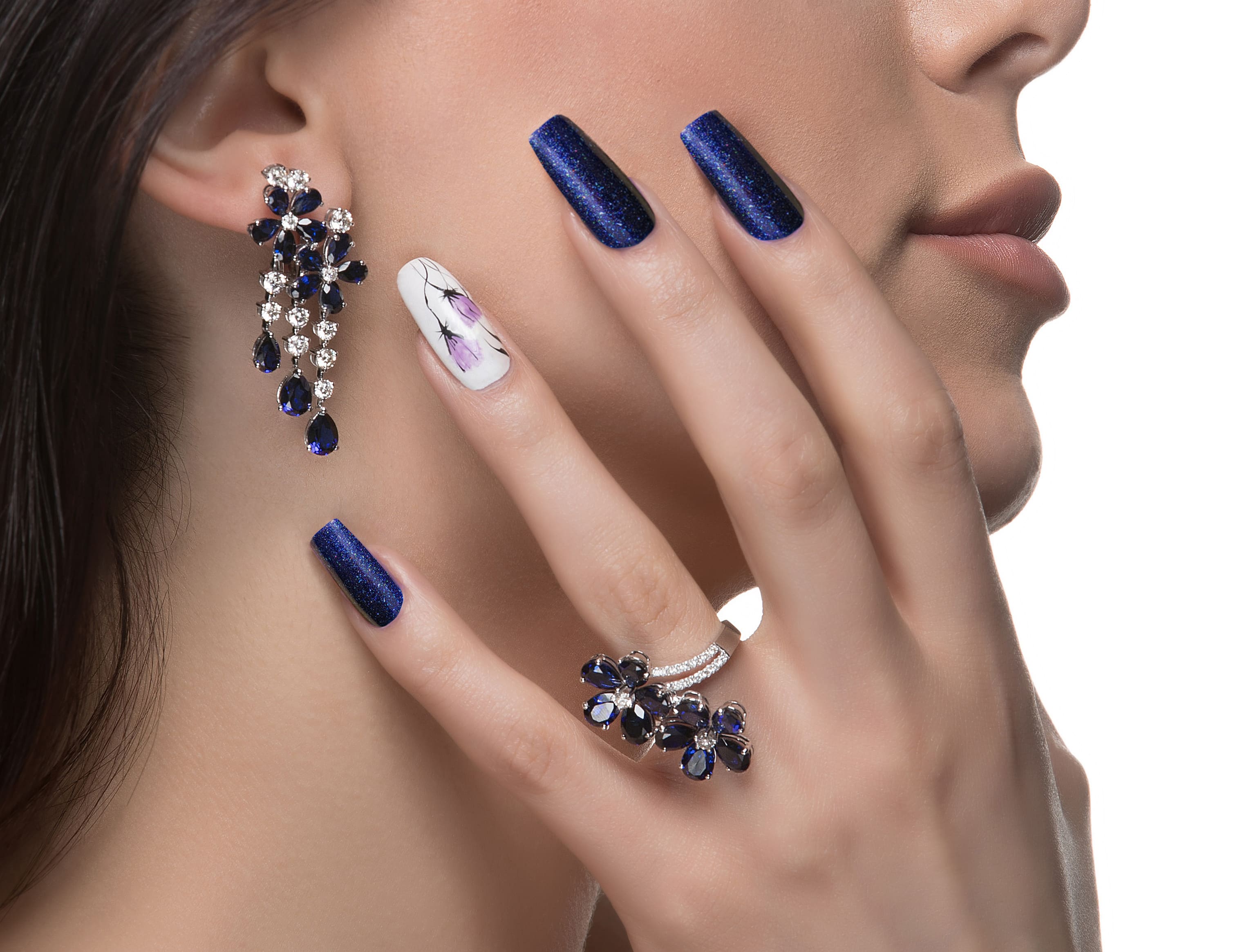 luxury mauve almond shaped nails with delicate gold leaf details on a soft silk background